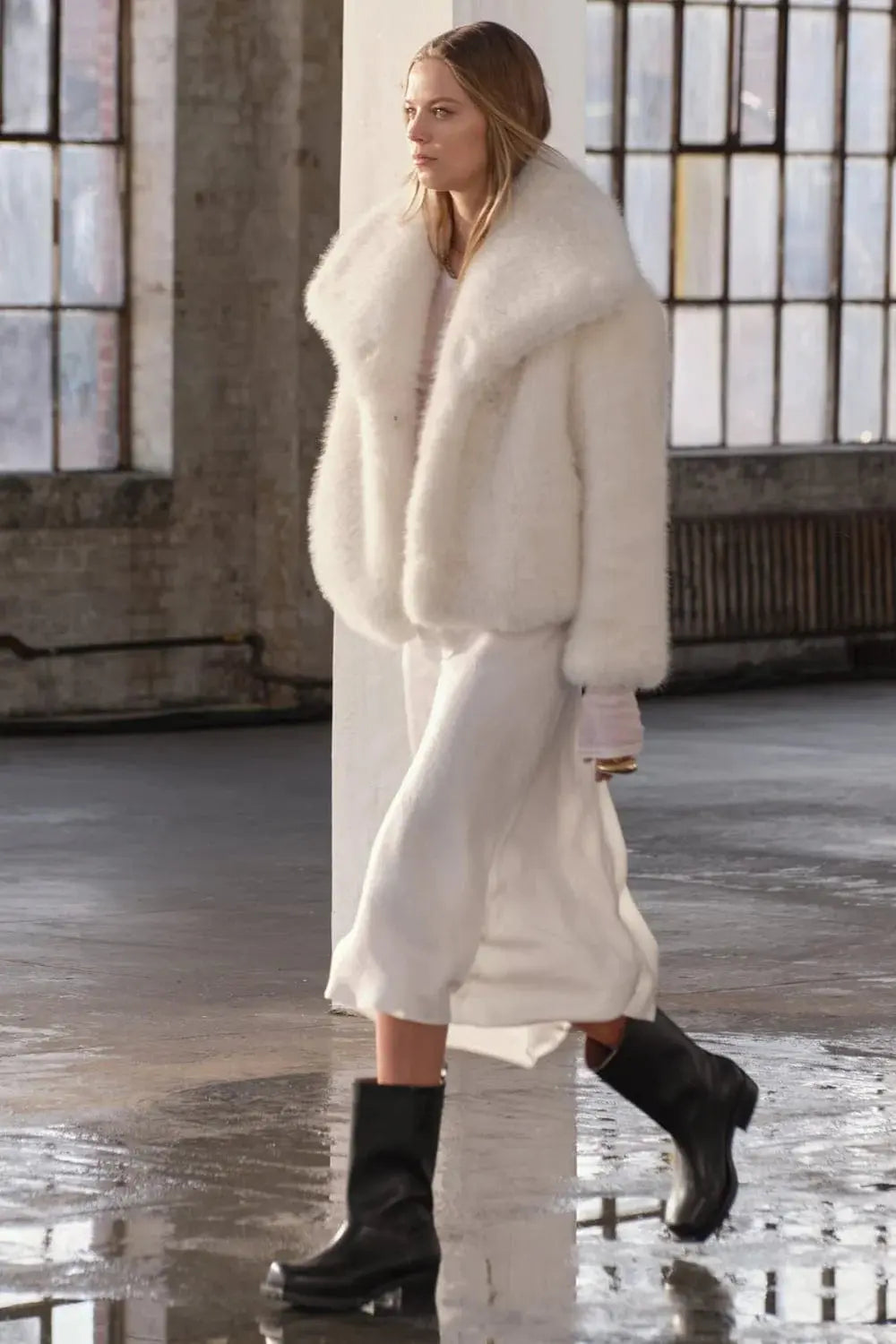 Abrigo Voluminoso con Diseño Amplio para Mujer | Ideal para Temporada de Invierno