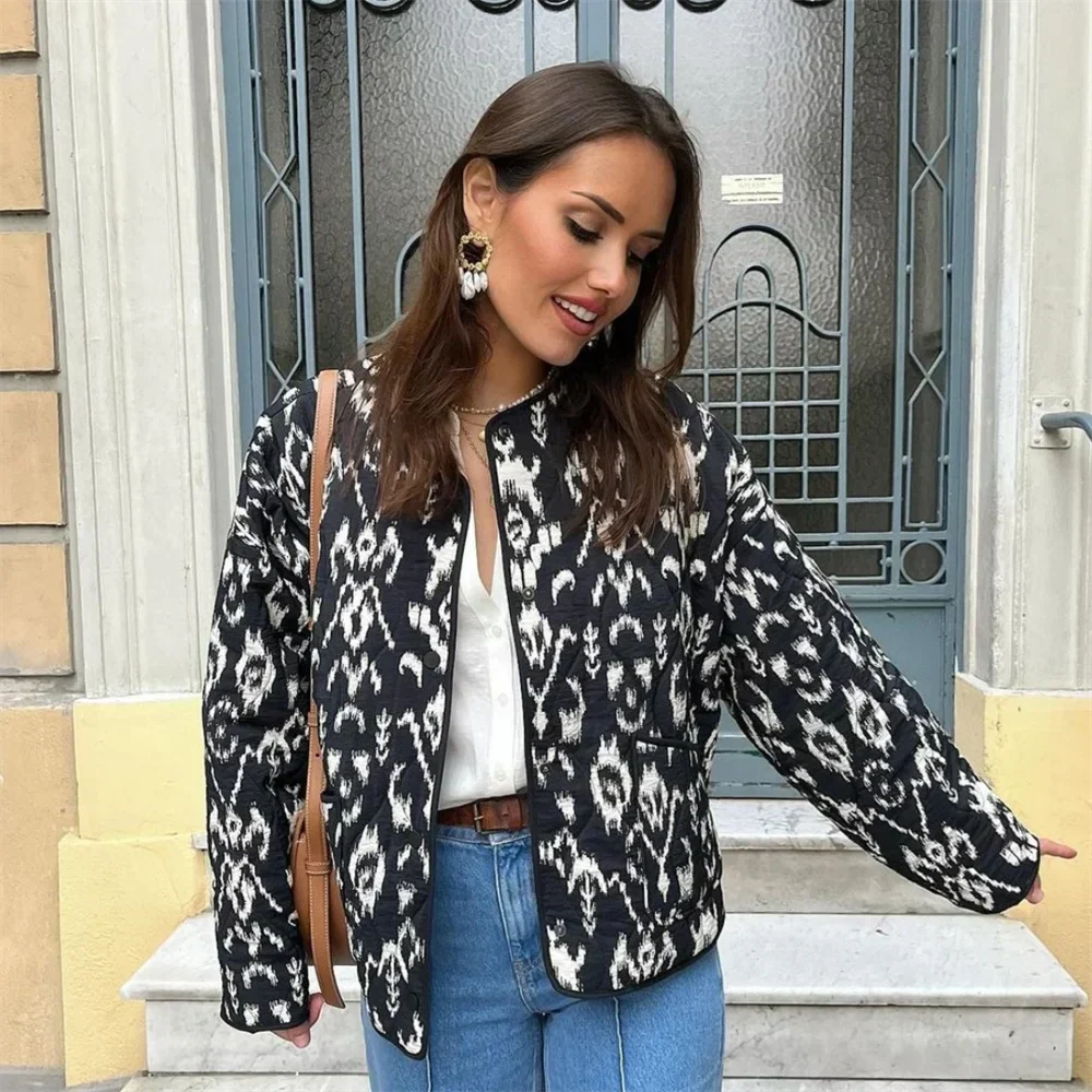 Chaqueta con Motivo Gráfico en Blanco y Negro para Mujer | Ideal para Invierno y Uso Diario