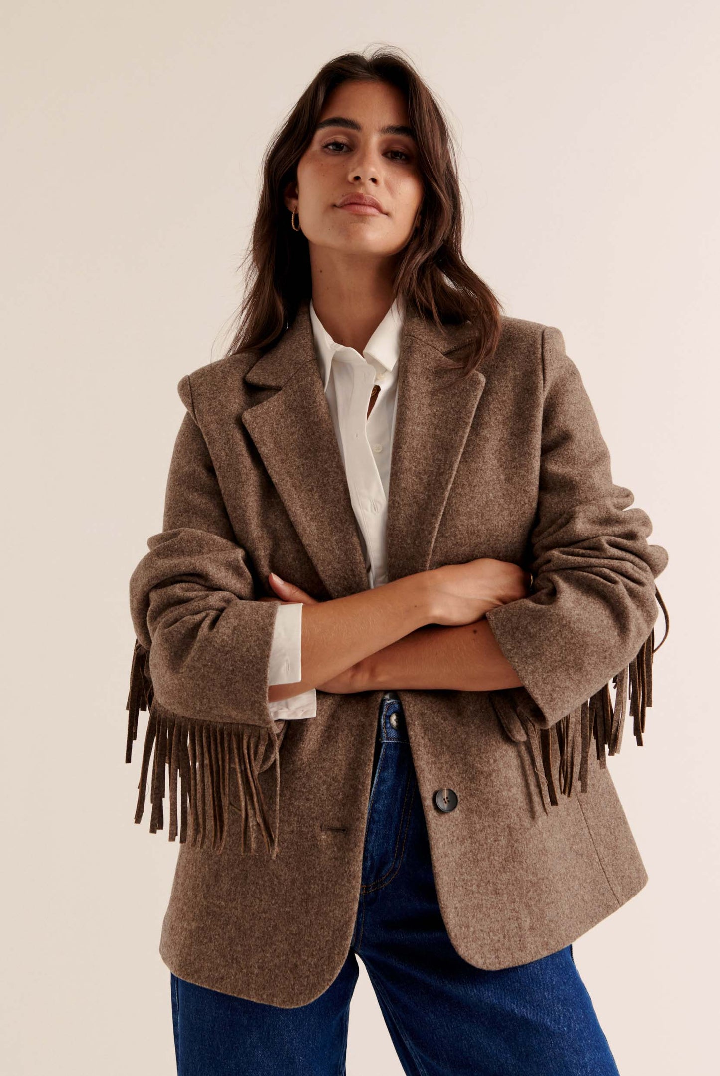 Blazer de Corte Recto con Hombros Estructurados y Flecos en Mangas para Mujer | Ideal para Uso Diario y Ocasiones Variadas
