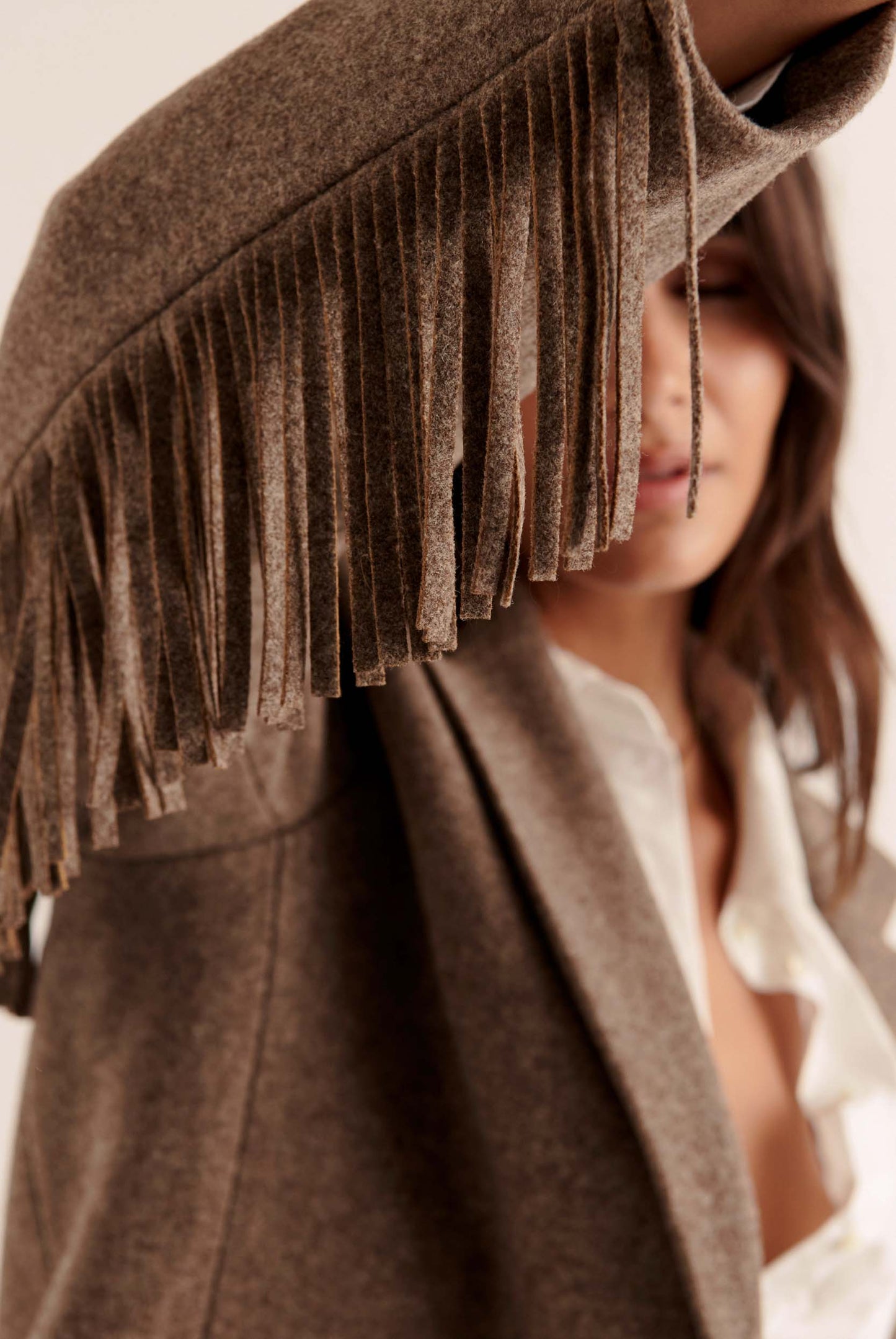 Blazer de Corte Recto con Hombros Estructurados y Flecos en Mangas para Mujer | Ideal para Uso Diario y Ocasiones Variadas