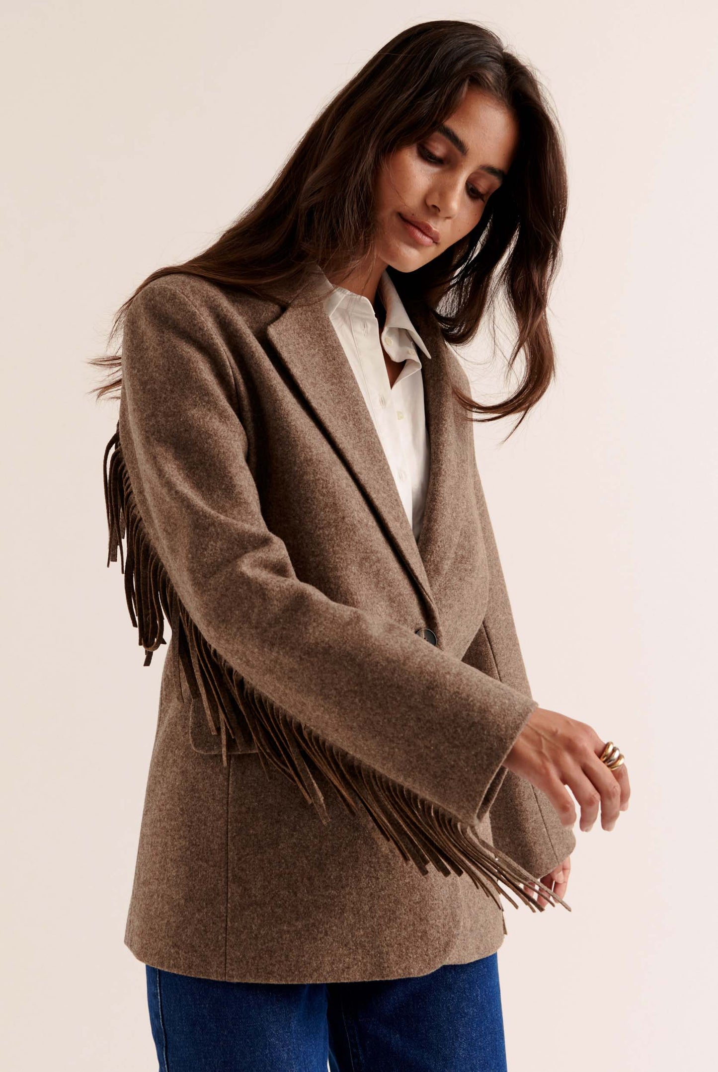 Blazer de Corte Recto con Hombros Estructurados y Flecos en Mangas para Mujer | Ideal para Uso Diario y Ocasiones Variadas