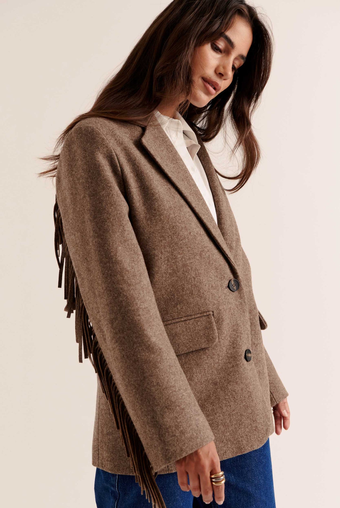 Blazer de Corte Recto con Hombros Estructurados y Flecos en Mangas para Mujer | Ideal para Uso Diario y Ocasiones Variadas