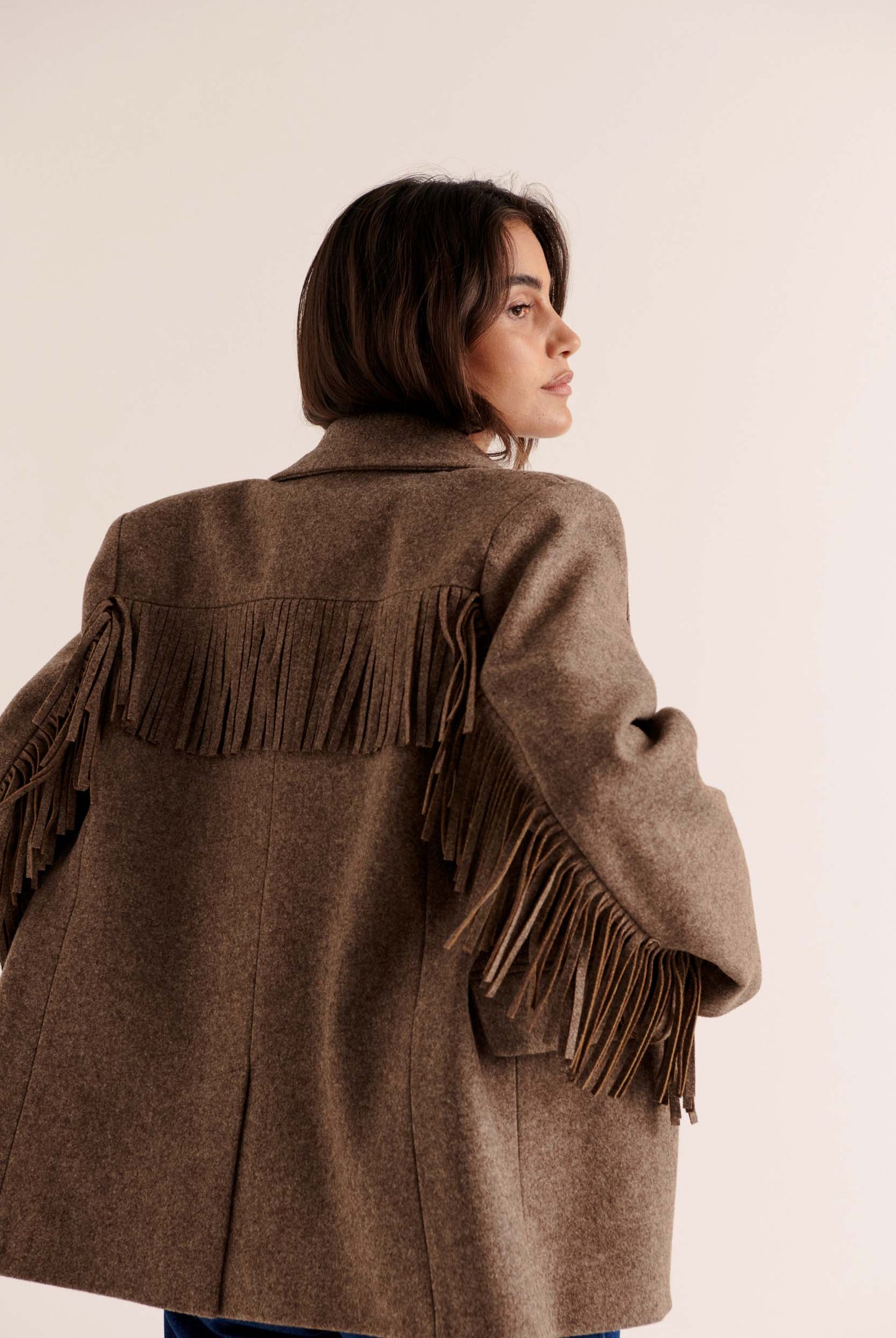 Blazer de Corte Recto con Hombros Estructurados y Flecos en Mangas para Mujer | Ideal para Uso Diario y Ocasiones Variadas