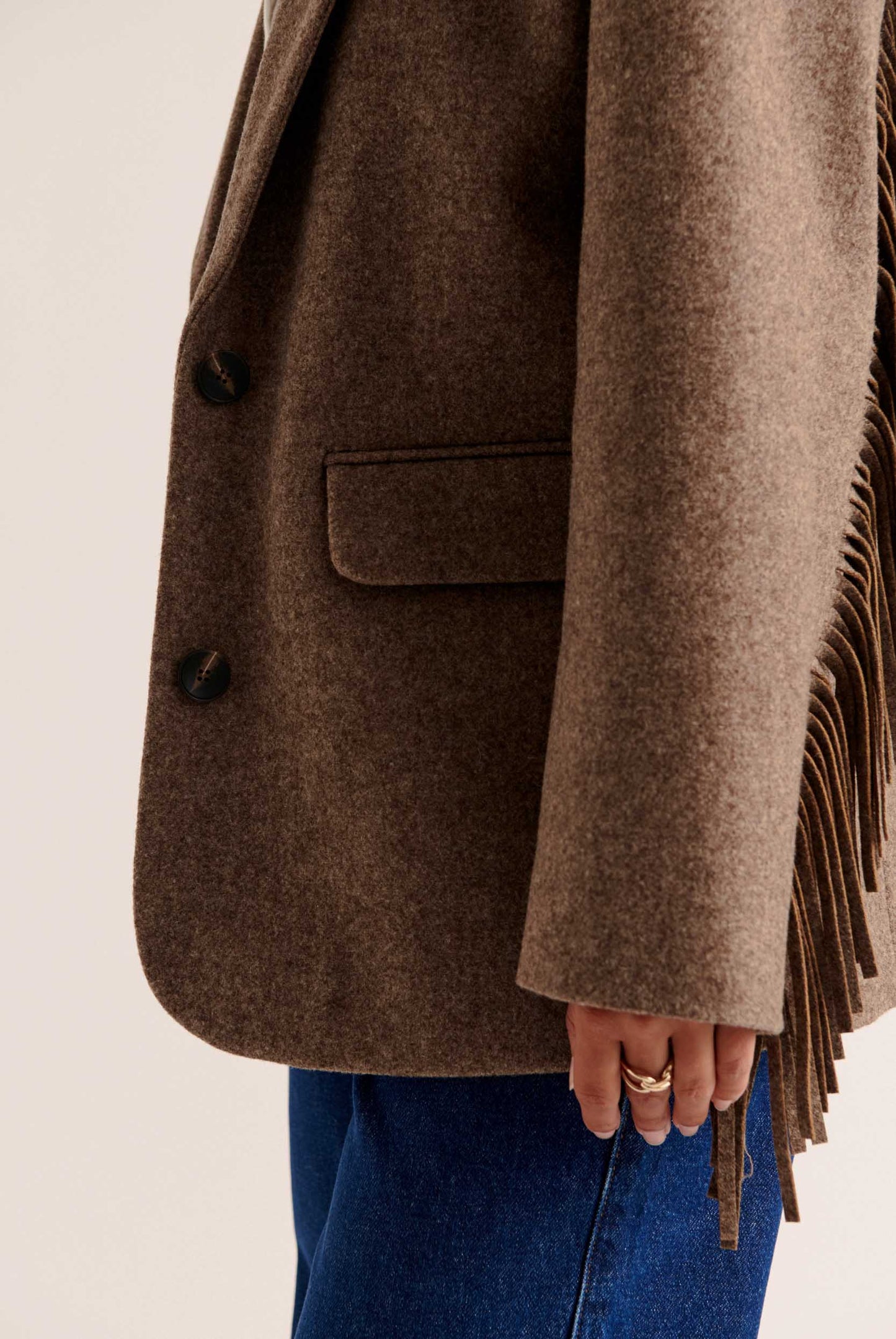 Blazer de Corte Recto con Hombros Estructurados y Flecos en Mangas para Mujer | Ideal para Uso Diario y Ocasiones Variadas