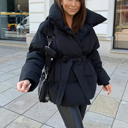 Chaqueta Corta con Cinturón Ajustable y Corte Entallado para Mujer | Ideal para Uso Urbano e Invierno