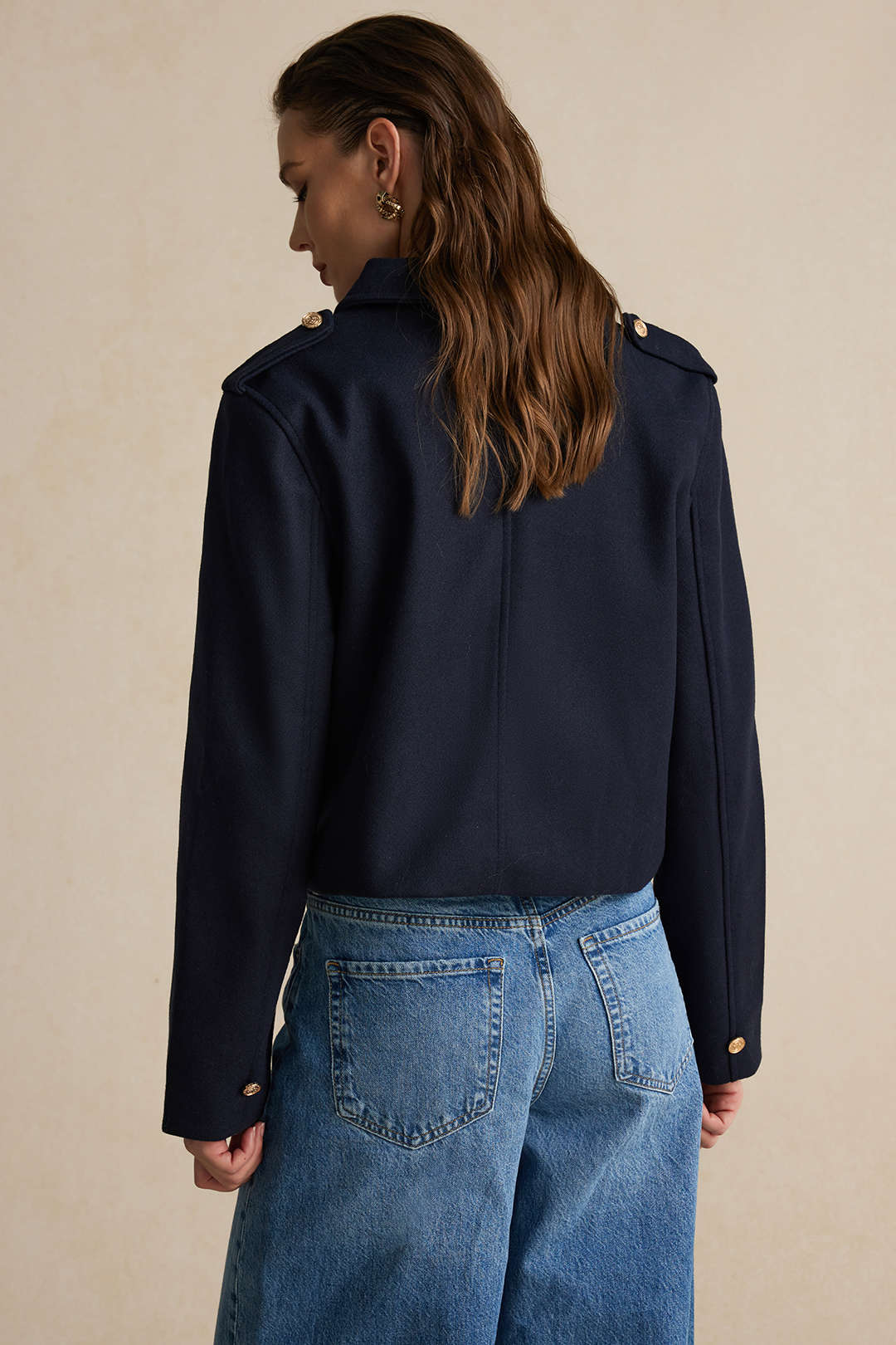 Chaqueta Corta con Bolsillos y Cierre de Botones para Mujer | Ideal para Temporadas Intermedias y Uso Urbano