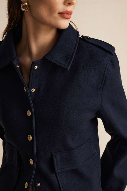 Chaqueta Corta con Bolsillos y Cierre de Botones para Mujer | Ideal para Temporadas Intermedias y Uso Urbano