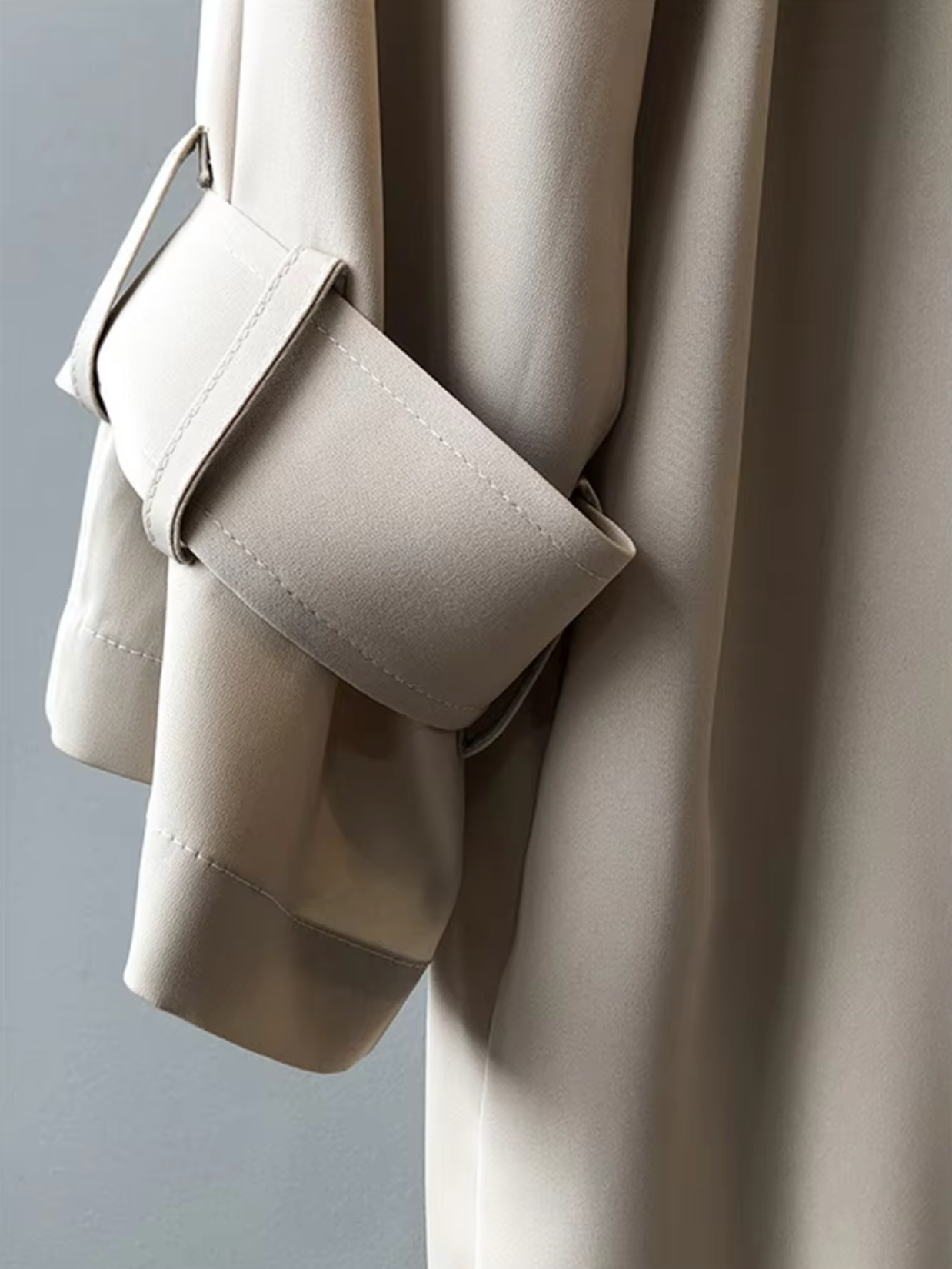 Trench Largo con Doble Botonadura para Mujer | Ideal para Uso Diario y Contextos Profesionales