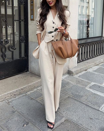 Conjunto De Tres Piezas Con Pantalón Acampanado, Chaleco Ajustado Y Chaqueta Estructurada Para Mujer | Ideal Para Uso Profesional Y Formal