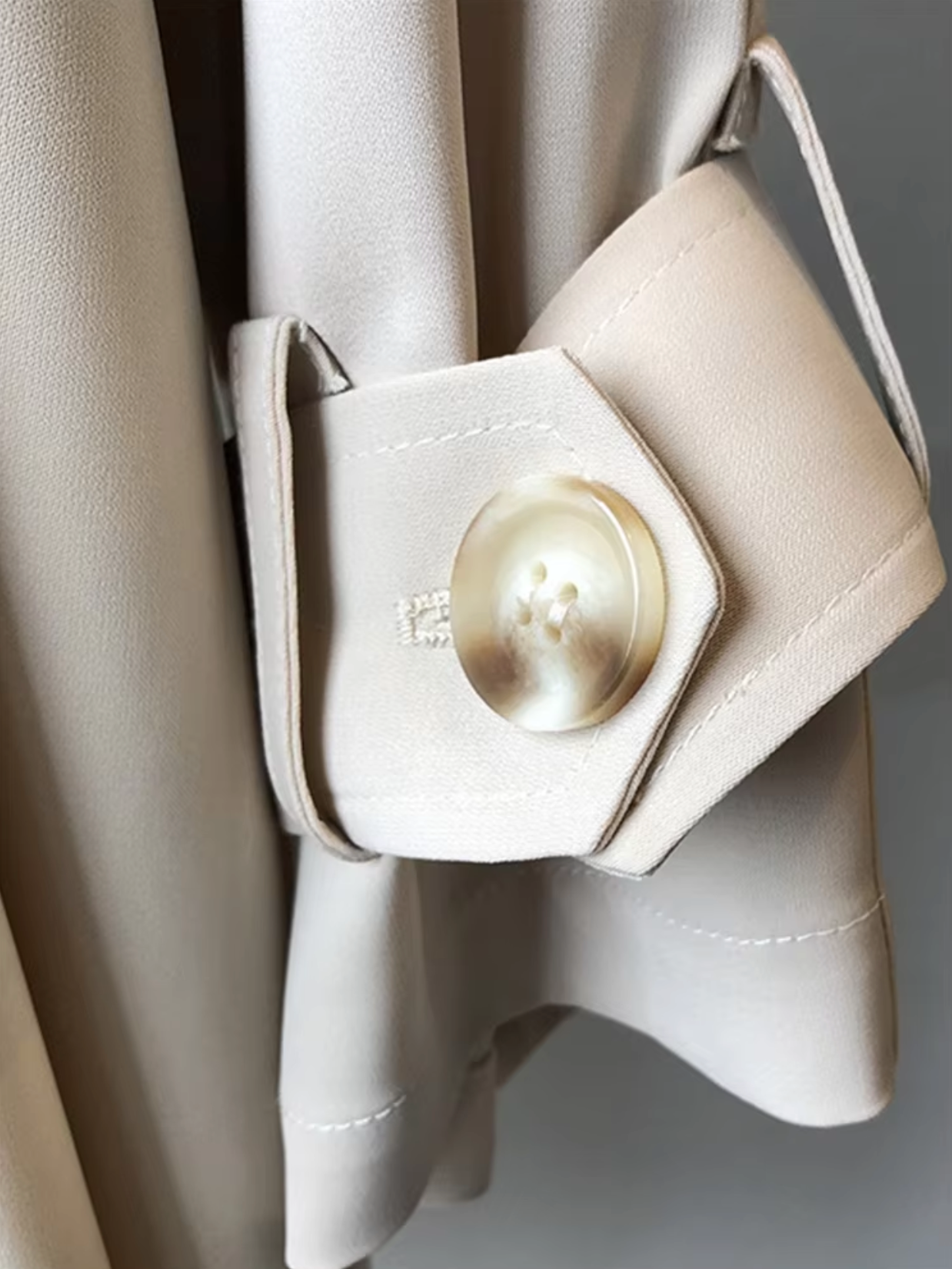 Trench Largo con Doble Botonadura para Mujer | Ideal para Uso Diario y Contextos Profesionales