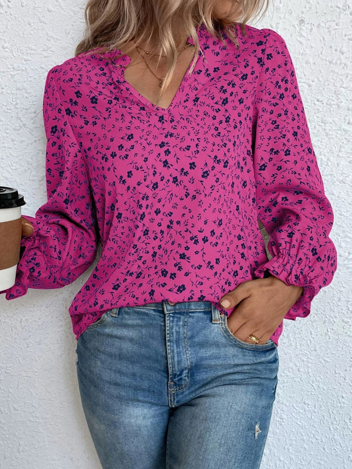Blusa de Cuello Abierto con Mangas con Volantes y Estampado Floral para Mujer | Ideal para Uso Diario