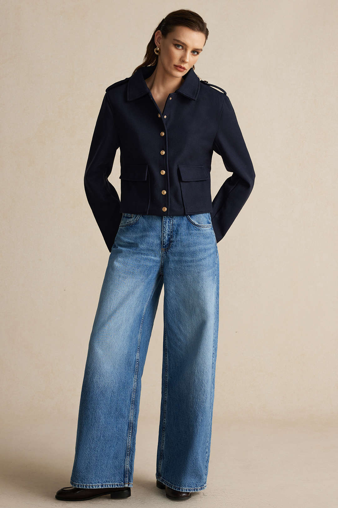 Chaqueta Corta con Bolsillos y Cierre de Botones para Mujer | Ideal para Temporadas Intermedias y Uso Urbano