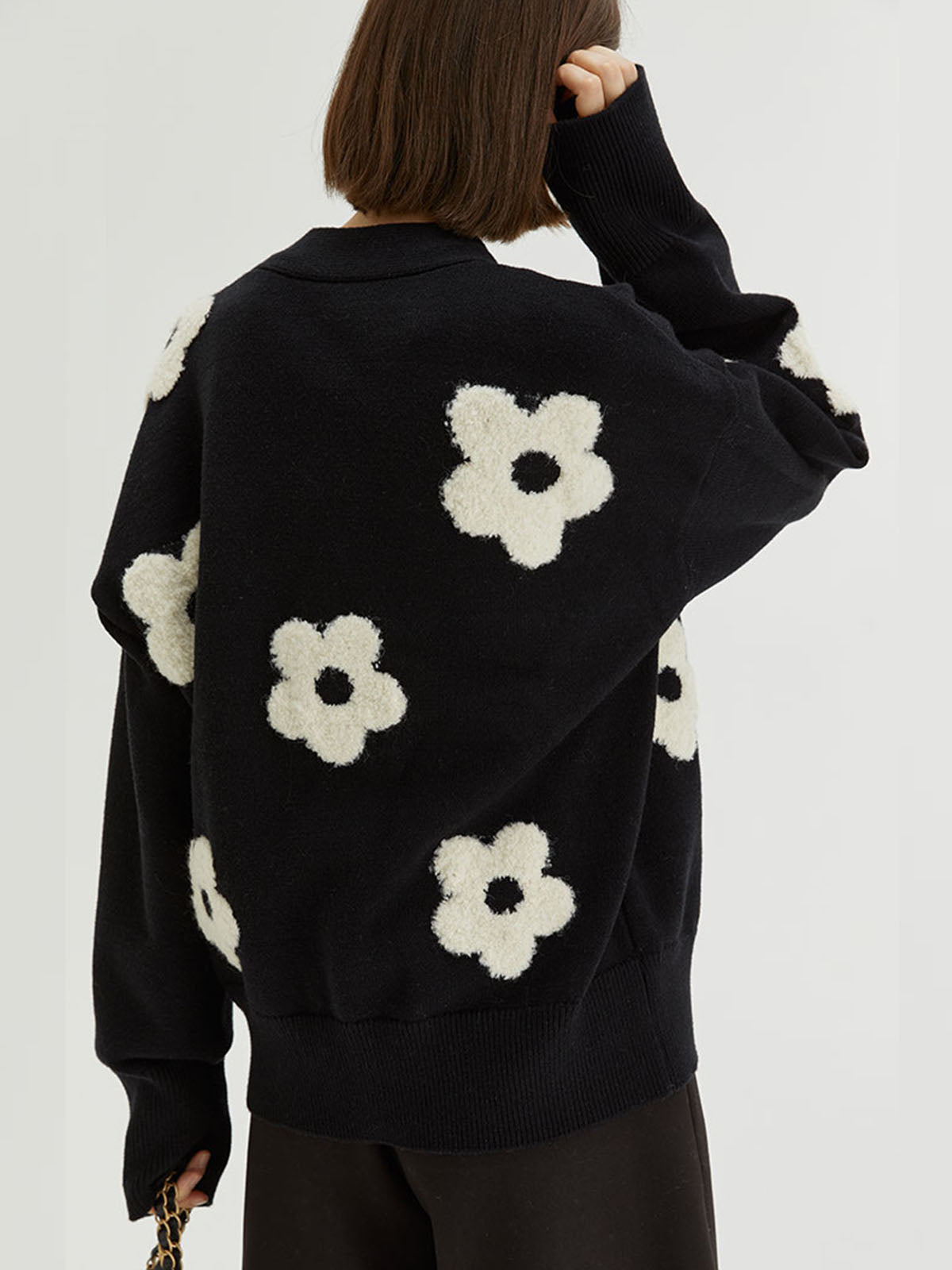 Cárdigan Con Motivo Floral Blanco Sobre Negro Y Corte Oversize Para Mujer | Ideal Para Uso Diario En Temporadas Frescas