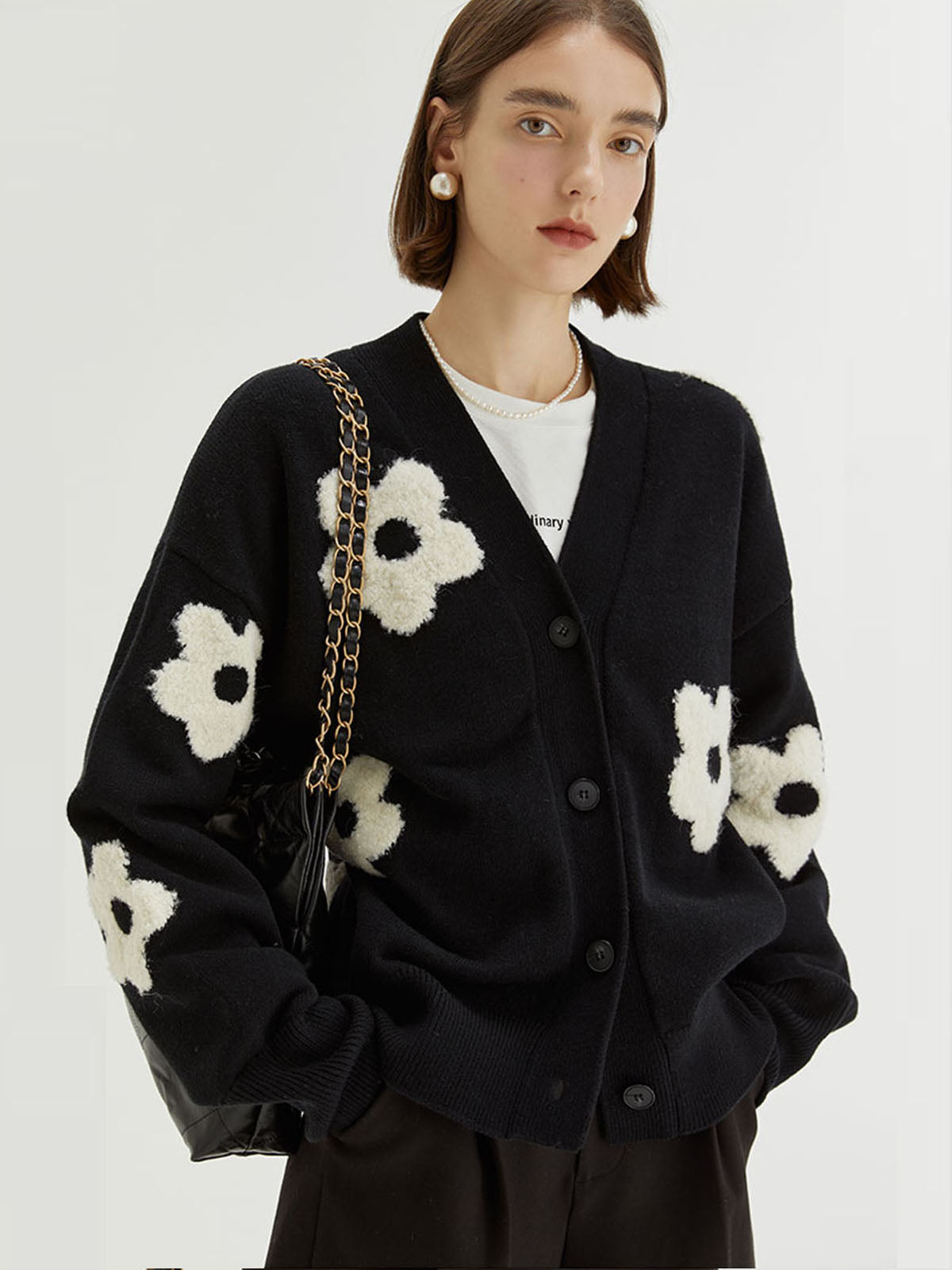 Cárdigan Con Motivo Floral Blanco Sobre Negro Y Corte Oversize Para Mujer | Ideal Para Uso Diario En Temporadas Frescas
