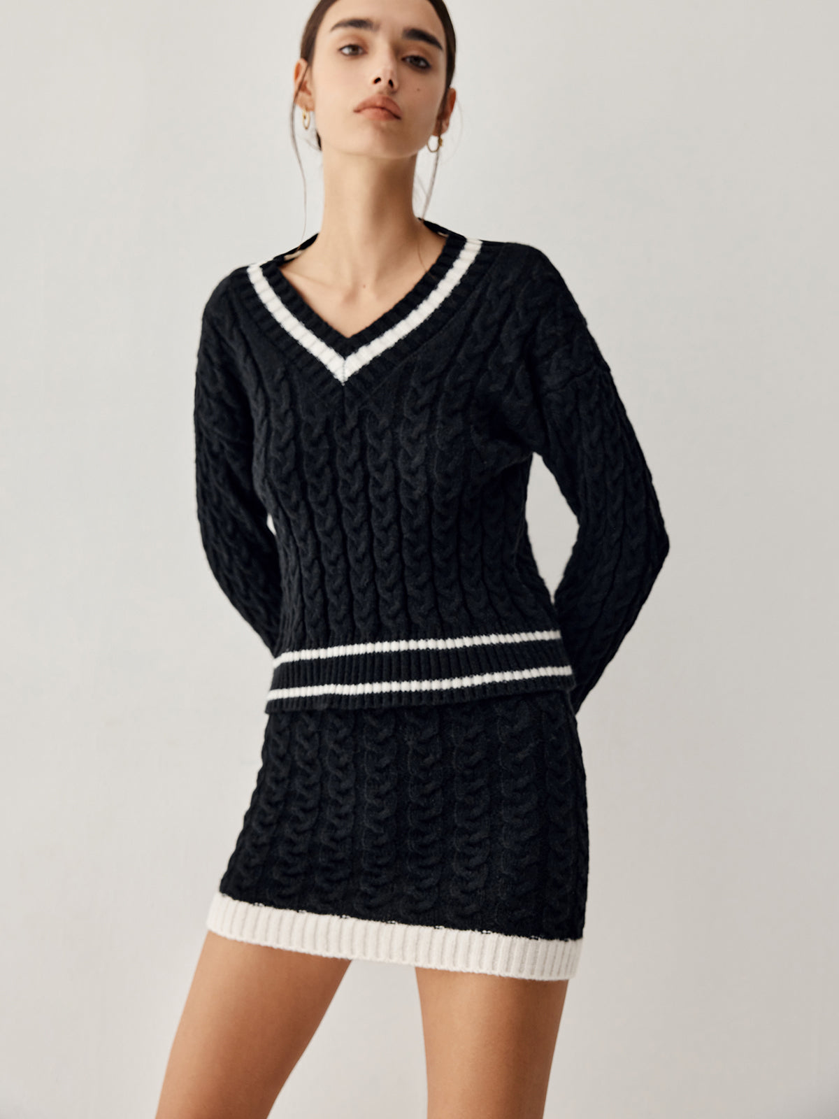 Conjunto de Dos Piezas con Jersey de Cuello en V y Falda Corta para Mujer | Ideal para Salidas Informales o Ciudad