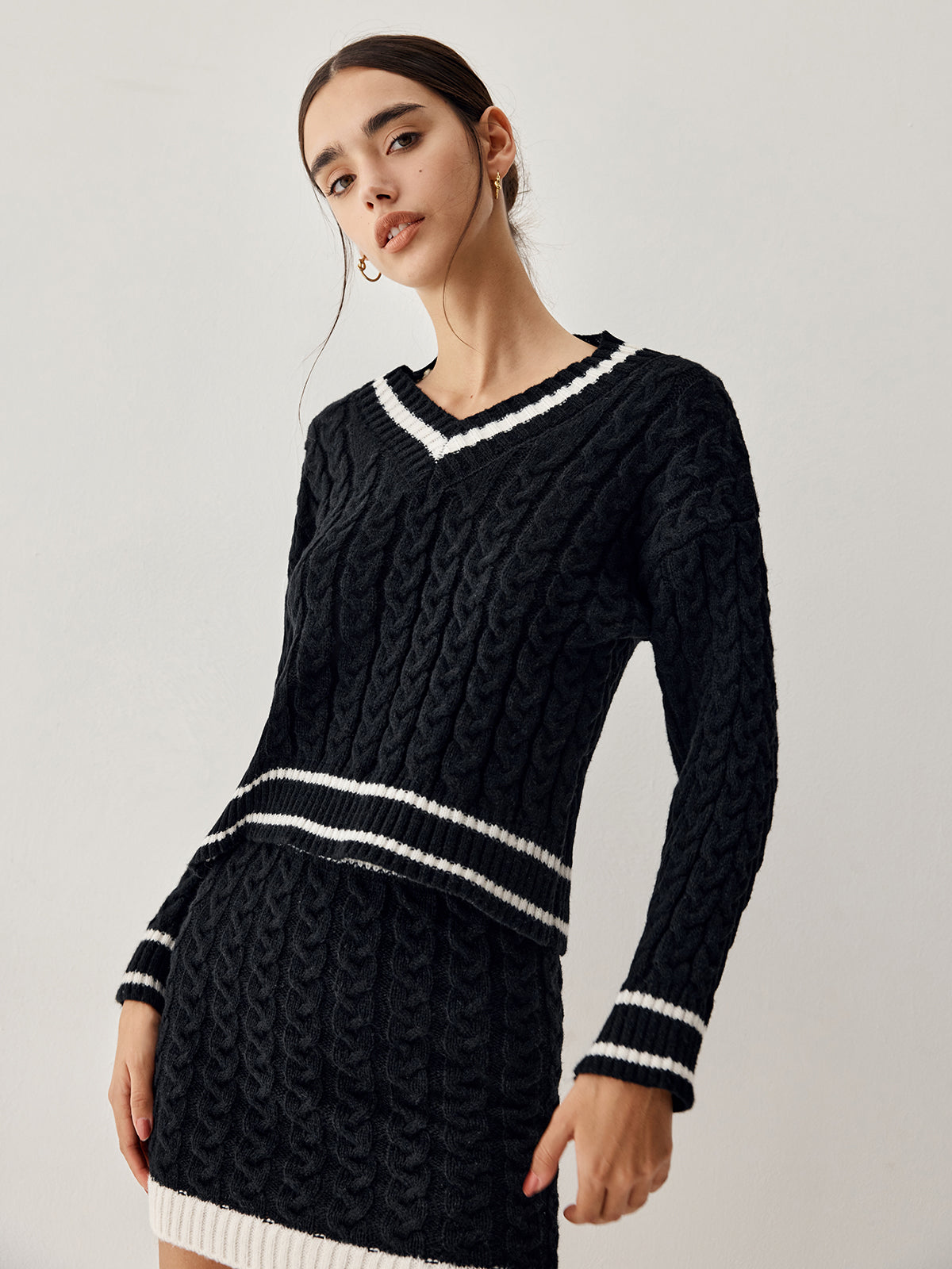 Conjunto de Dos Piezas con Jersey de Cuello en V y Falda Corta para Mujer | Ideal para Salidas Informales o Ciudad