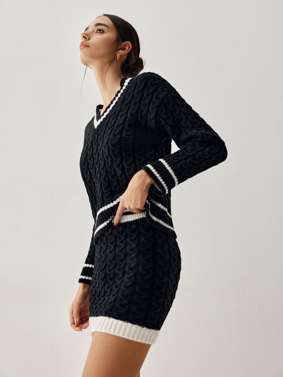 Conjunto de Dos Piezas con Jersey de Cuello en V y Falda Corta para Mujer | Ideal para Salidas Informales o Ciudad