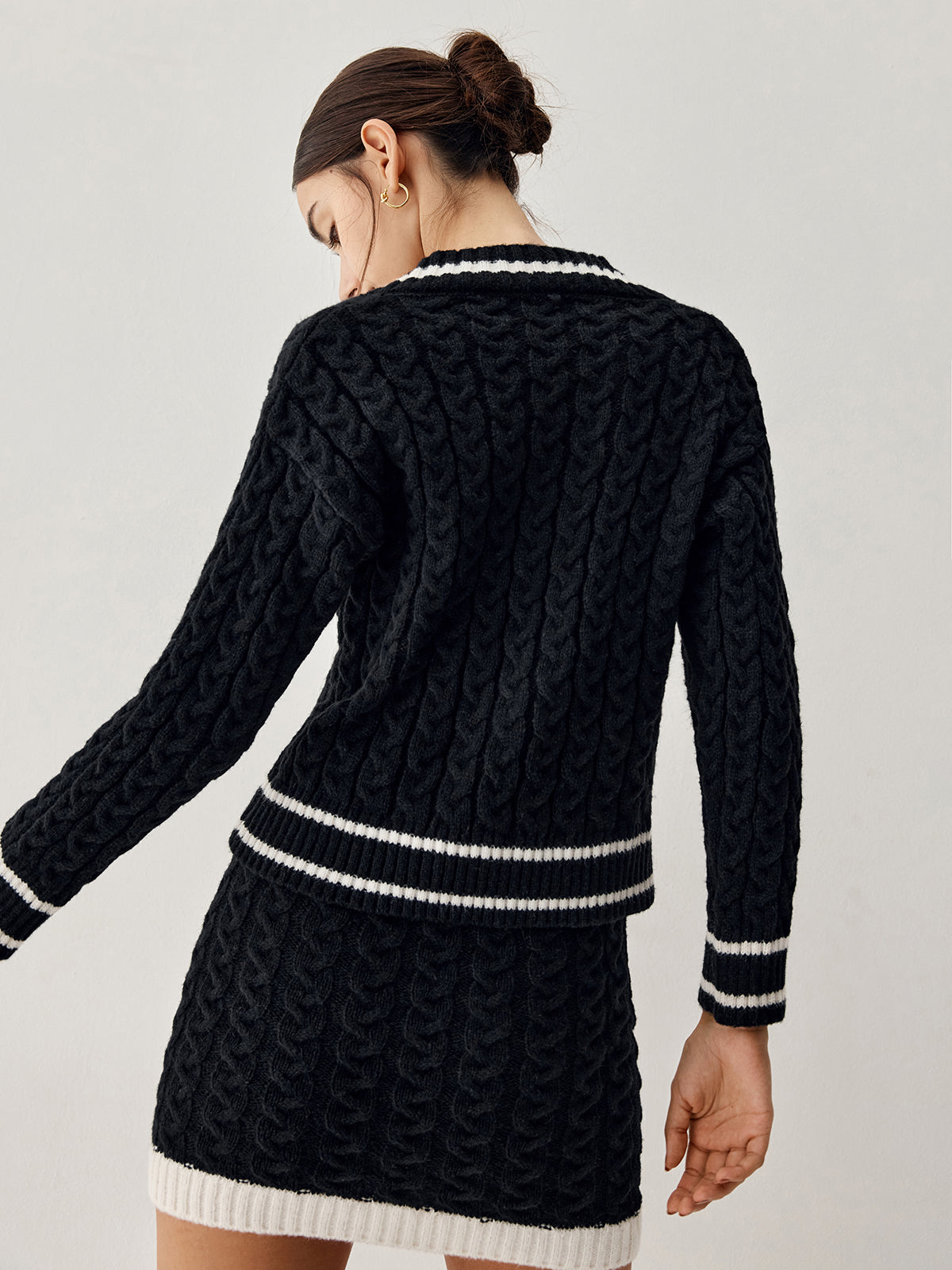 Conjunto de Dos Piezas con Jersey de Cuello en V y Falda Corta para Mujer | Ideal para Salidas Informales o Ciudad