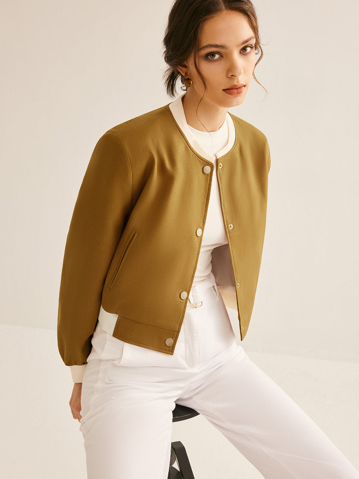 Chaqueta Corta Ligeramente Amplia Con Finitions Contrastantes Para Mujer | Ideal Para Entretiempo Y Uso Diario
