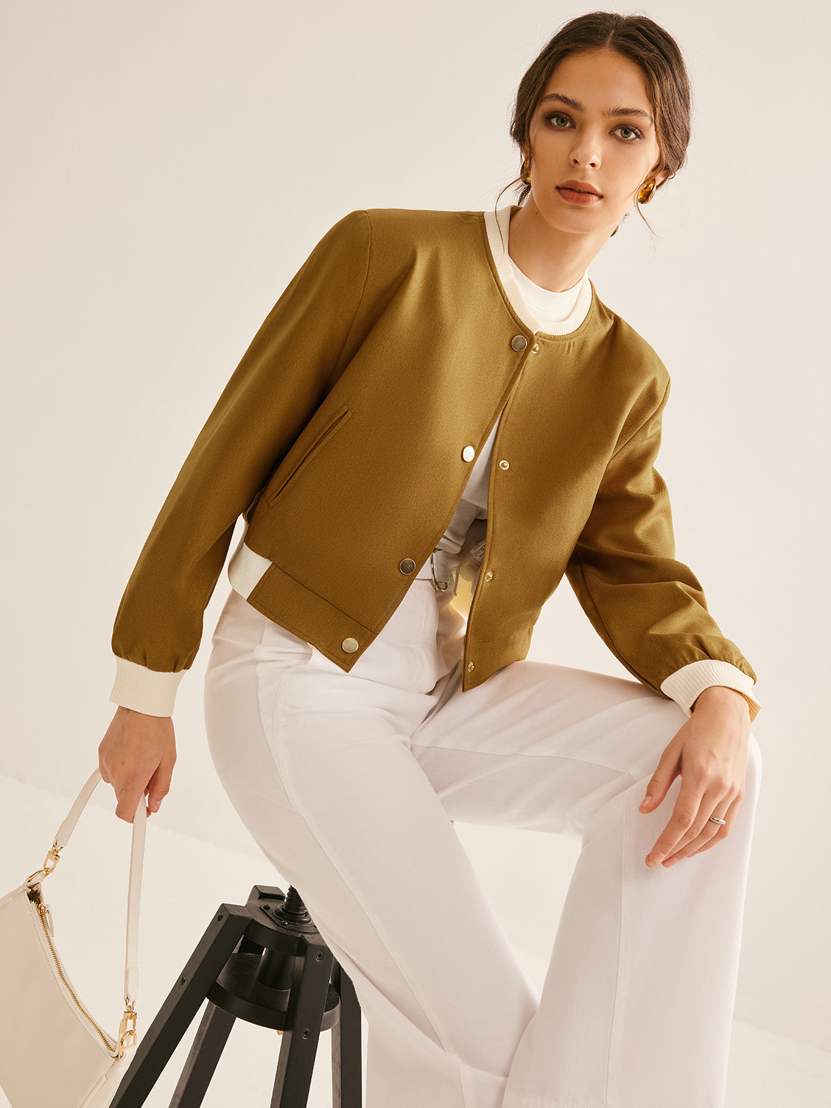 Chaqueta Corta Ligeramente Amplia Con Finitions Contrastantes Para Mujer | Ideal Para Entretiempo Y Uso Diario