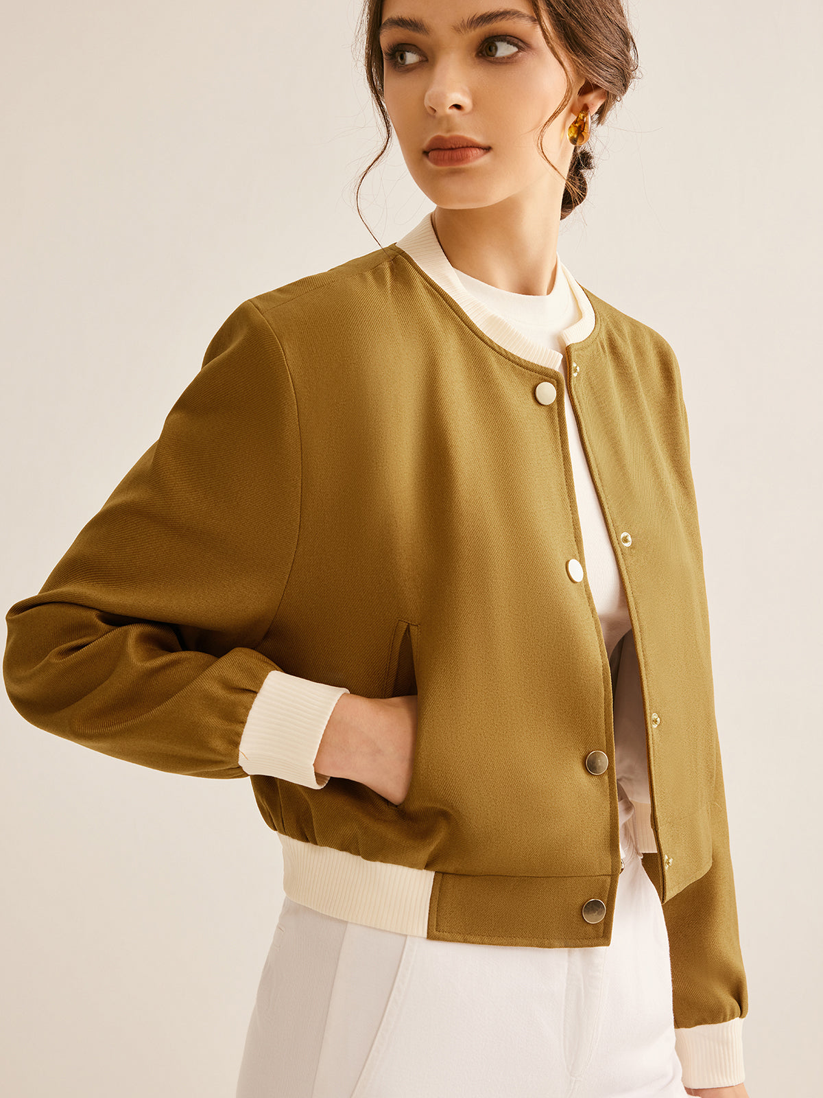 Chaqueta Corta Ligeramente Amplia Con Finitions Contrastantes Para Mujer | Ideal Para Entretiempo Y Uso Diario