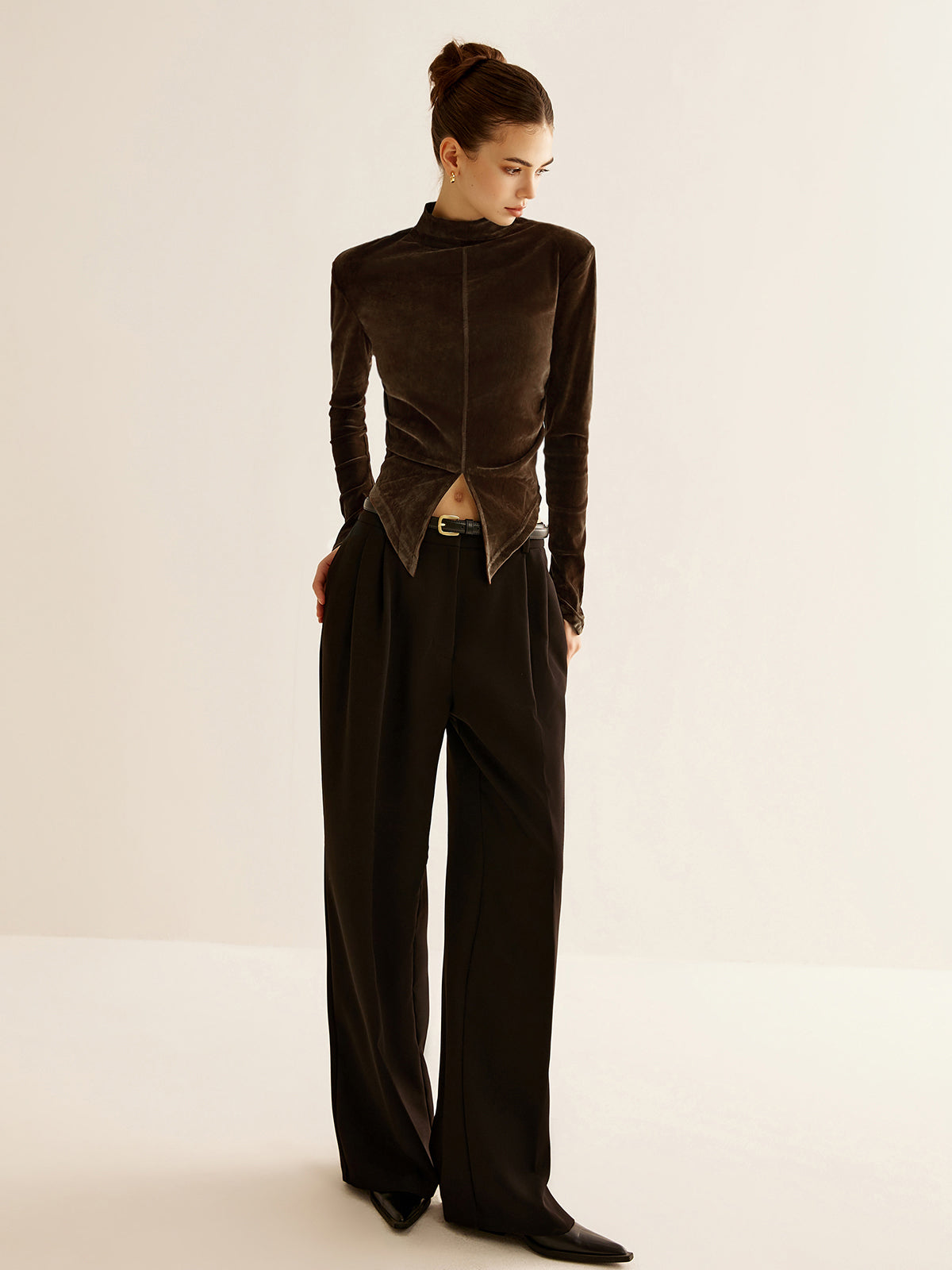 Top con Cuello Alto y Abertura Geométrica para Mujer | Ideal para Uso Diario y Ocasiones Formales