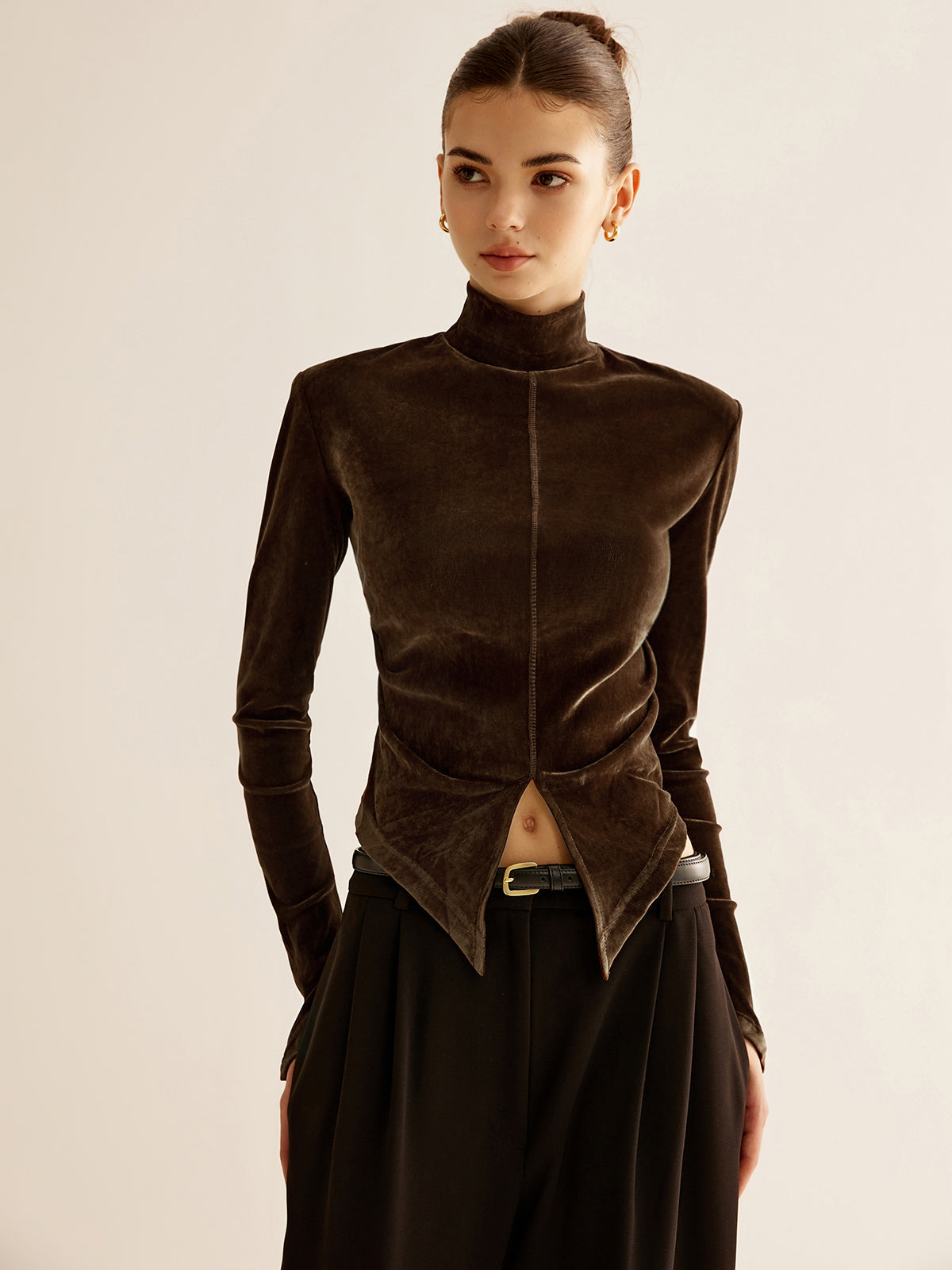 Top con Cuello Alto y Abertura Geométrica para Mujer | Ideal para Uso Diario y Ocasiones Formales