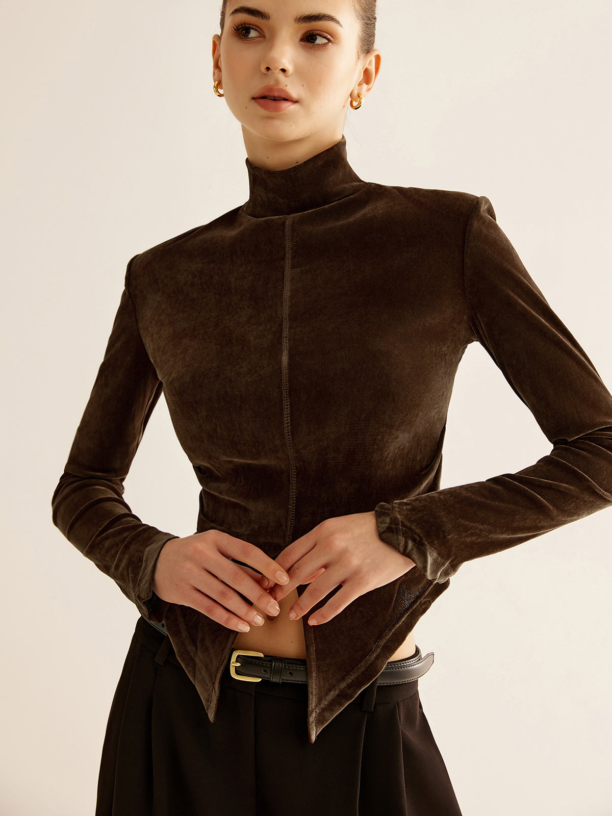Top con Cuello Alto y Abertura Geométrica para Mujer | Ideal para Uso Diario y Ocasiones Formales