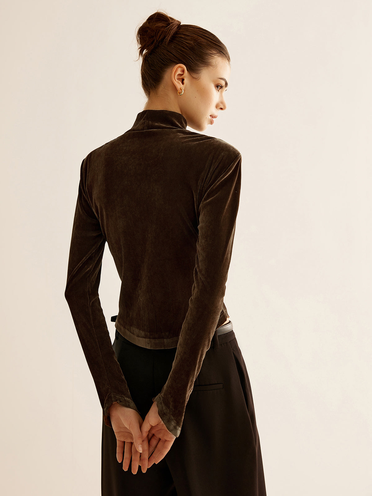 Top con Cuello Alto y Abertura Geométrica para Mujer | Ideal para Uso Diario y Ocasiones Formales