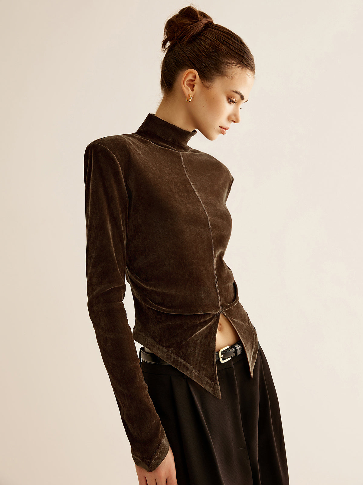 Top con Cuello Alto y Abertura Geométrica para Mujer | Ideal para Uso Diario y Ocasiones Formales