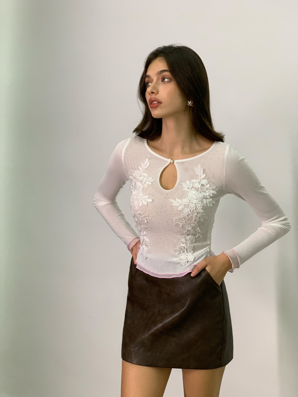 Top con Bordado Floral y Cuello Redondo para Mujer | Ideal para Uso Diario y Diferentes Ocasiones