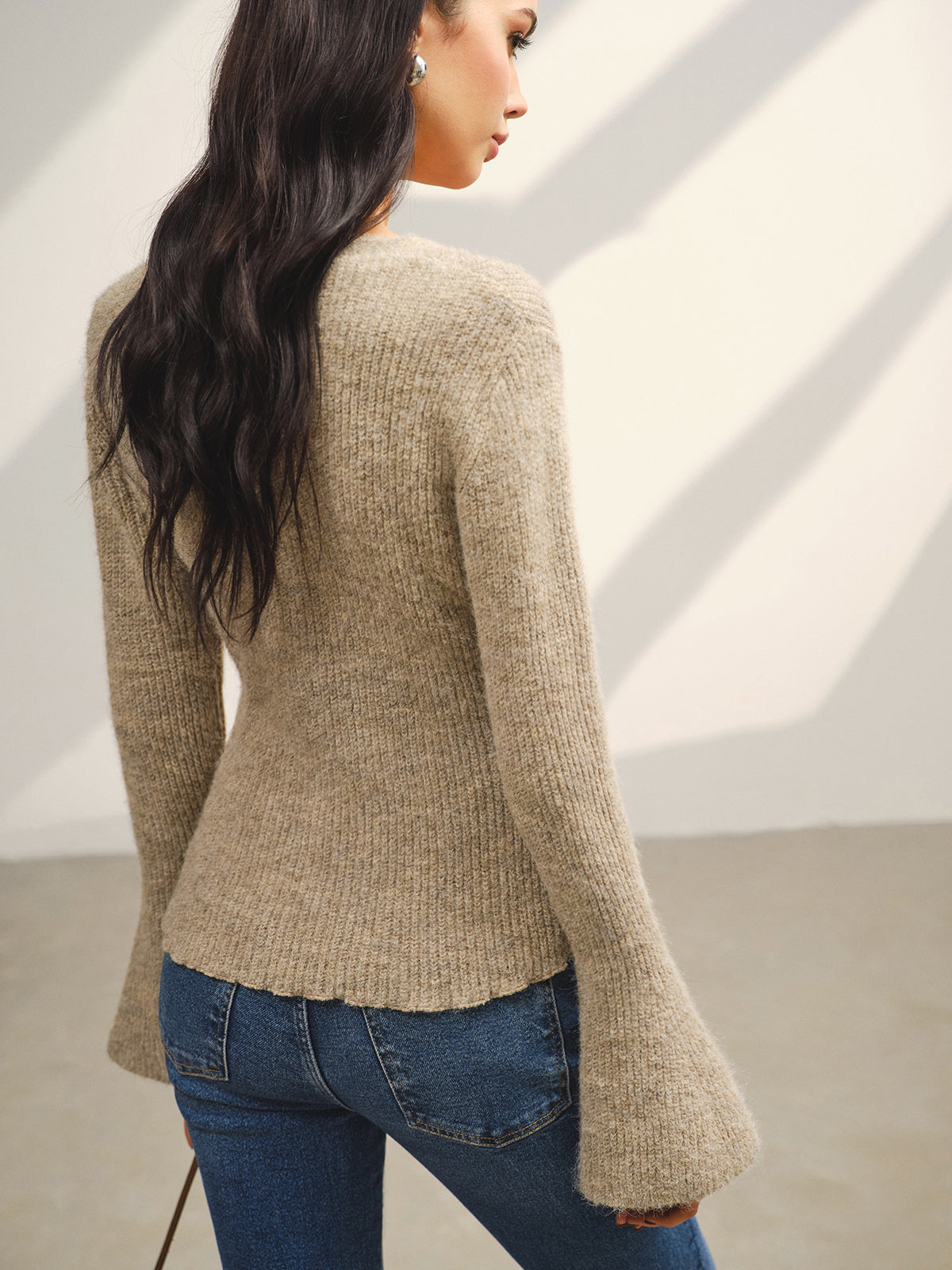 Cárdigan Beige con Corte Ajustado y Escote en V para Mujer | Ideal para Uso Diario y Conjuntos Informales