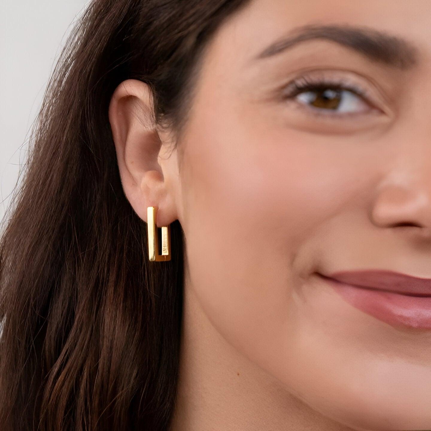 Pendientes de Acero Inoxidable con Baño de 18K y Cierre de Bisagra para Mujer | Ideal para Uso Diario o Diferentes Ocasiones