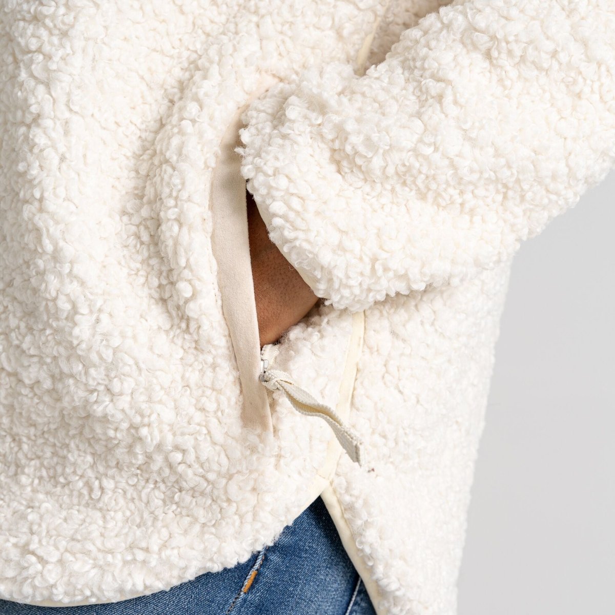 Chaqueta de Invierno con Media Cremallera y Cuello Alto para Mujer | Ideal para Uso Diario