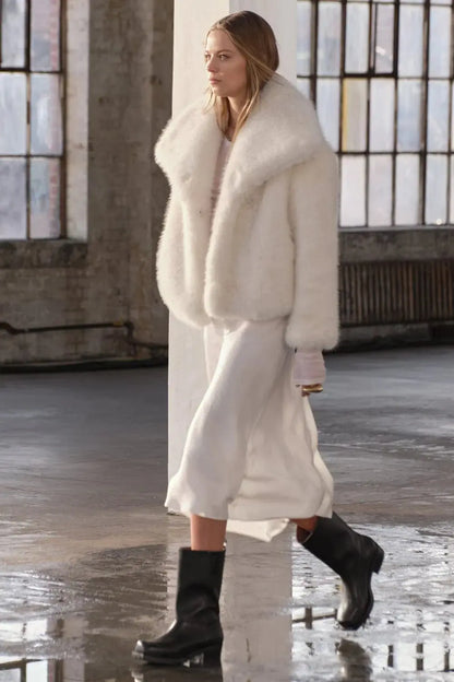 Abrigo Voluminoso con Diseño Amplio para Mujer | Ideal para Temporada de Invierno