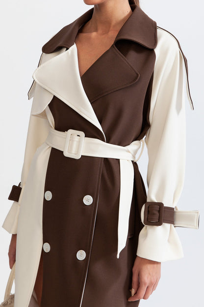 Trench Largo con Diseño Bicolor para Mujer | Ideal para la Media Estación