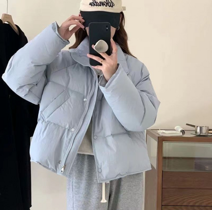 Chaqueta Corta con Cierre de Cremallera y Cuello Alto para Mujer | Ideal para Otoño e Invierno