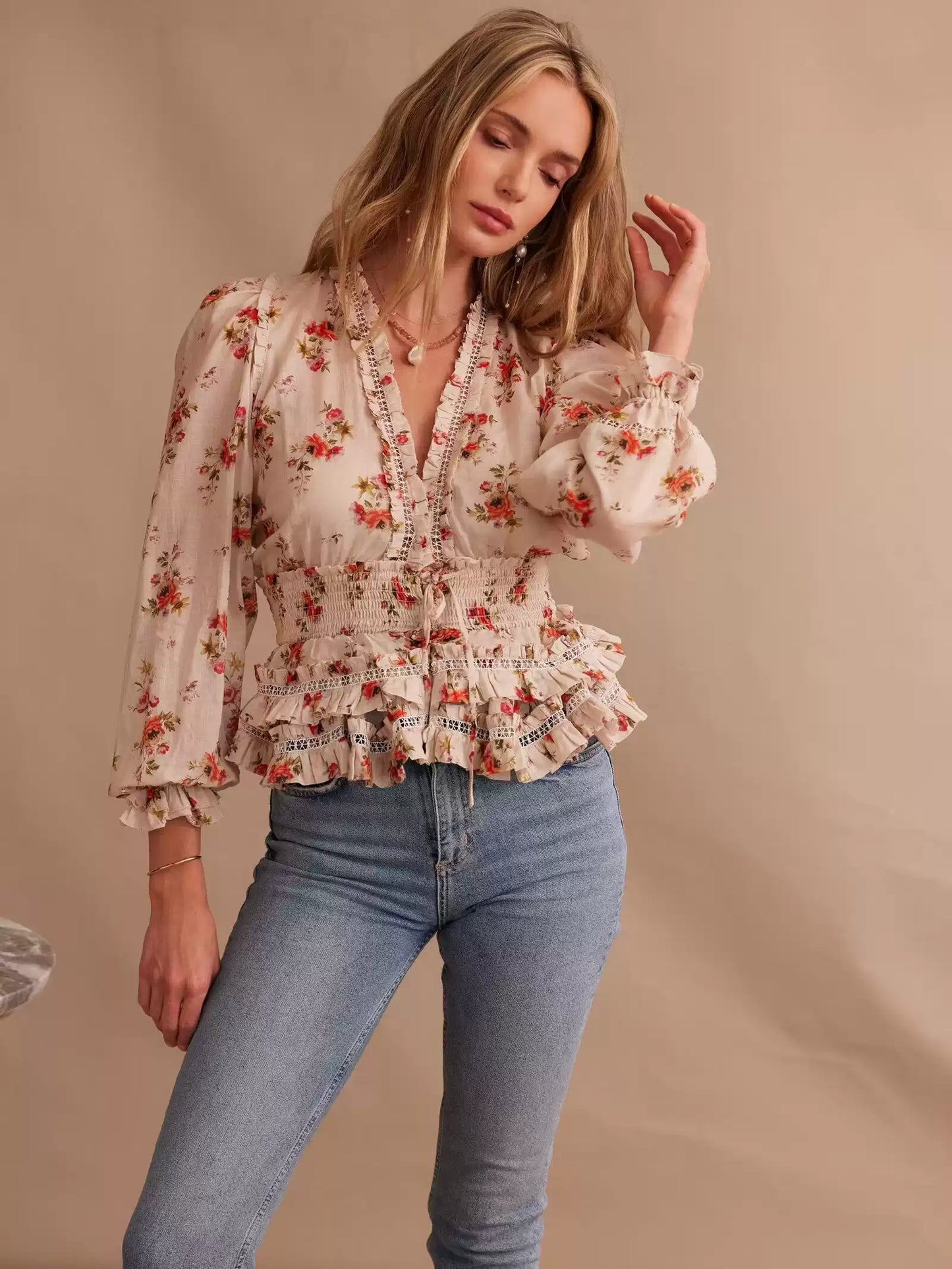 Blusa de Manga Larga con Cuello en V, Encaje y Volantes para Mujer | Ideal para Uso Diario