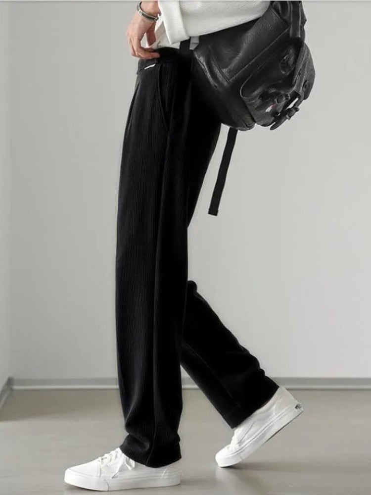 Pantalón Loose Fit con Bolsillos Laterales y Traseros para Hombre | Ideal para Contextos Formales e Informales