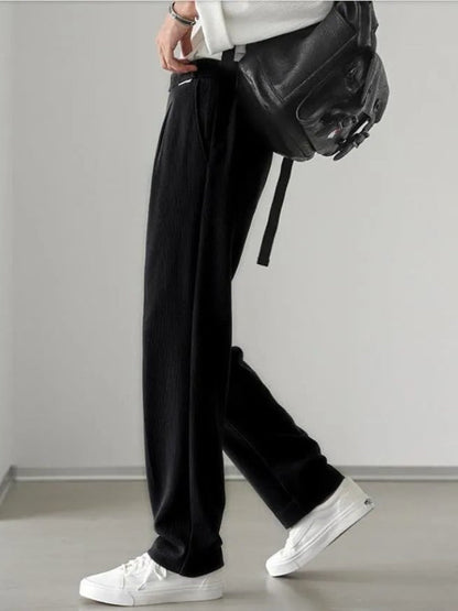 Pantalón Loose Fit con Bolsillos Laterales y Traseros para Hombre | Ideal para Contextos Formales e Informales