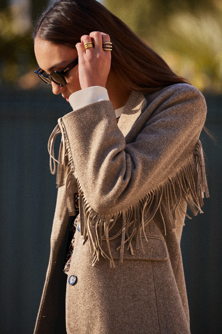 Blazer de Corte Recto con Hombros Estructurados y Flecos en Mangas para Mujer | Ideal para Uso Diario y Ocasiones Variadas