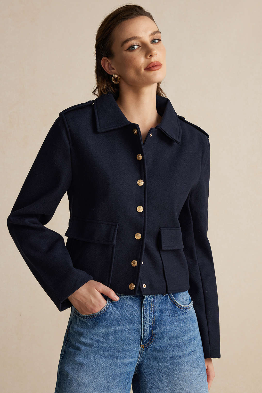 Chaqueta Corta con Bolsillos y Cierre de Botones para Mujer | Ideal para Temporadas Intermedias y Uso Urbano