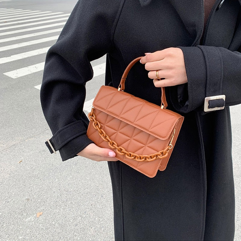 Bolso Estructurado Con Relleno Gráfico Y Cadena Para Mujer | Ideal Para Uso Diario O Salidas Urbanas