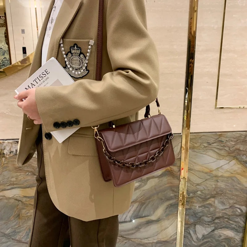 Bolso Estructurado Con Relleno Gráfico Y Cadena Para Mujer | Ideal Para Uso Diario O Salidas Urbanas